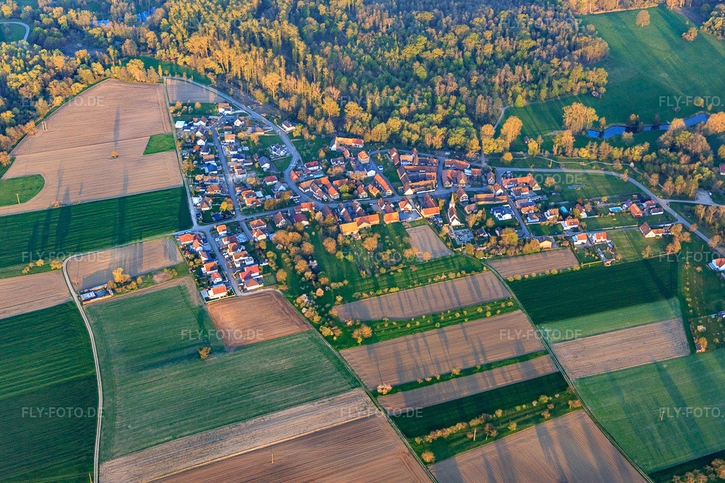 Luftbild: Ortsansicht von Osten in Kauffenheim im Bundesland Bas-Rhin in Frankreich. – Foto: IMG_126523.jpg vom 25.04.2021 durch Werner Riehm/FLY-FOTO.de – Auflösung des Originals: 5259 x 3506 px