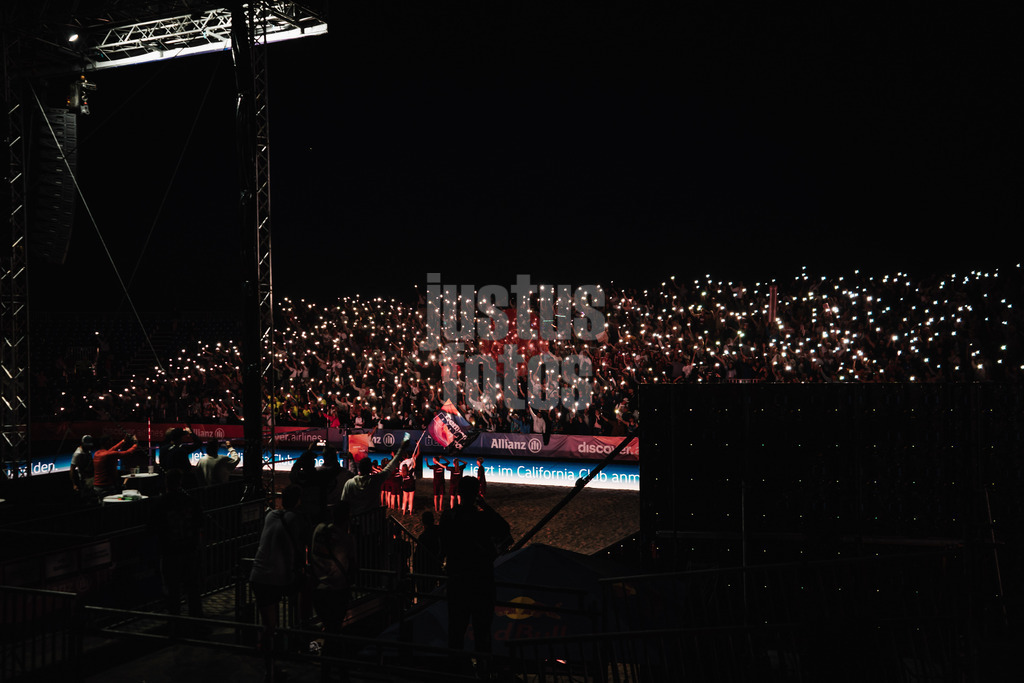 Beachvolleyball | Frauen | Deutsche Meisterschaften 2025 Timmendorfer Strand | 06.09.2025 | Handylichter in der Arena bei der Tribünenparty nach den Spielen