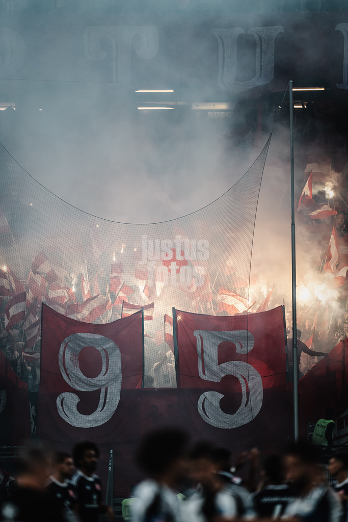 Fußball | Männer | Saison 2023/2024 | 2. Fußball-Bundesliga | Hamburger SV vs. Fortuna Düsseldorf | 29.09.2023 | Im Block von Fortuna Düsseldorf wird Pyrotechnik gezündet