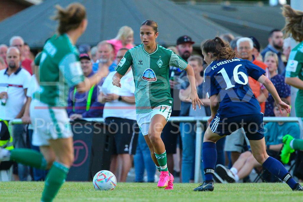 Fussball, Testspiel Frauen, FC Geestland - SV Werder Bremen | v.li.: Amira Dahl (SV Werder Bremen, 17) und Hanna Müller (FC Geestland, 16) im Zweikampf, Duell, Dynamik, Aktion, Action, Spielszene