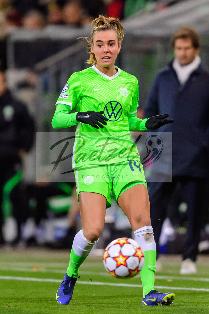 WOBJUV20211118_144 | Fussball, Frauen: Jill Roord (VfL Wolfsburg) in Aktion, am Ball, Einzelaktion bei dem Spiel der UEFA Women´s Champions League zwischen VfL Wolfsburg und Juventus Turin im AOK-Stadion am 18.11.2021 in Wolfsburg, Deutschland. - Realisiert mit Pictrs.com