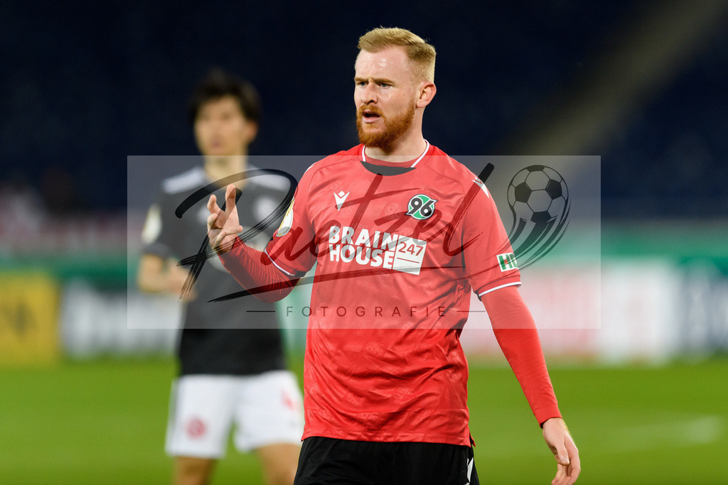 H96DUS20211027_023 | Fussball, Herren: Sebastian Kerk (Hannover 96) gestikuliert, Gestik bei dem Spiel der 2. Runde im DFB-Pokal zwischen Hannover 96 und Fortuna Duesseldorf in der HDI-Arena am 27.10.2021 in Hannover, Deutschland.DFB / DFL REGULATIONS PROHIBIT ANY USE OF PHOTOGRAPHS AS IMAGE SEQUENCES AND/OR QUASI-VIDEO. - Realisiert mit Pictrs.com