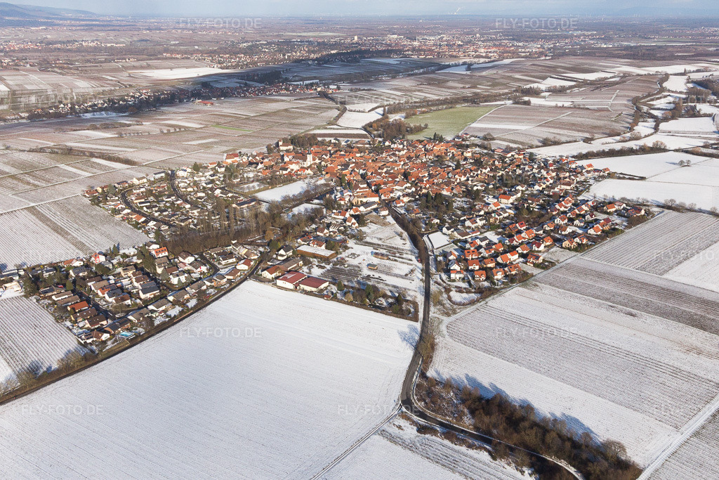 Luftbild: Dorfansicht aus Südwesten im Winter bei Schnee im Ortsteil Mörzheim in Landau im Bundesland Rheinland-Pfalz in Deutschland. Foto: IMG_096178.jpg vom 15.01.2017 durch Werner Riehm/FLY-FOTO.de