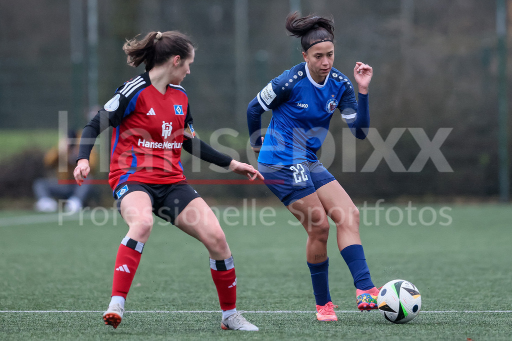 Fussball, Testspiel Frauen, Hamburger SV - 1. FFC Turbine Potsdam | v.li.: Pauline Machtens (Hamburger SV, 28) und Thalia Dias de Souza (1. FFC Turbine Potsdam, 22) im Zweikampf, Duell, Dynamik, Aktion, Action, Spielszene