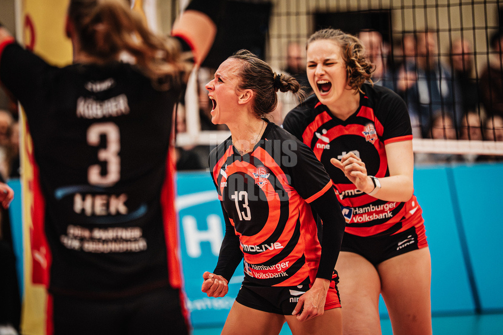 Volleyball | Frauen | Saison 2025/2026 | Volleyball Bundesliga | ETV Hamburger Volksbank Volleys vs. USC Münster | 22.01.2026 | Jubel beim ETV v.l. Lina Köster (#3, ETV Hamburger Volksbank Volleys), Kathleen Weiß (#13, ETV Hamburger Volksbank Volleys) und Lena Liegert (#10, ETV Hamburger Volksbank Volleys)