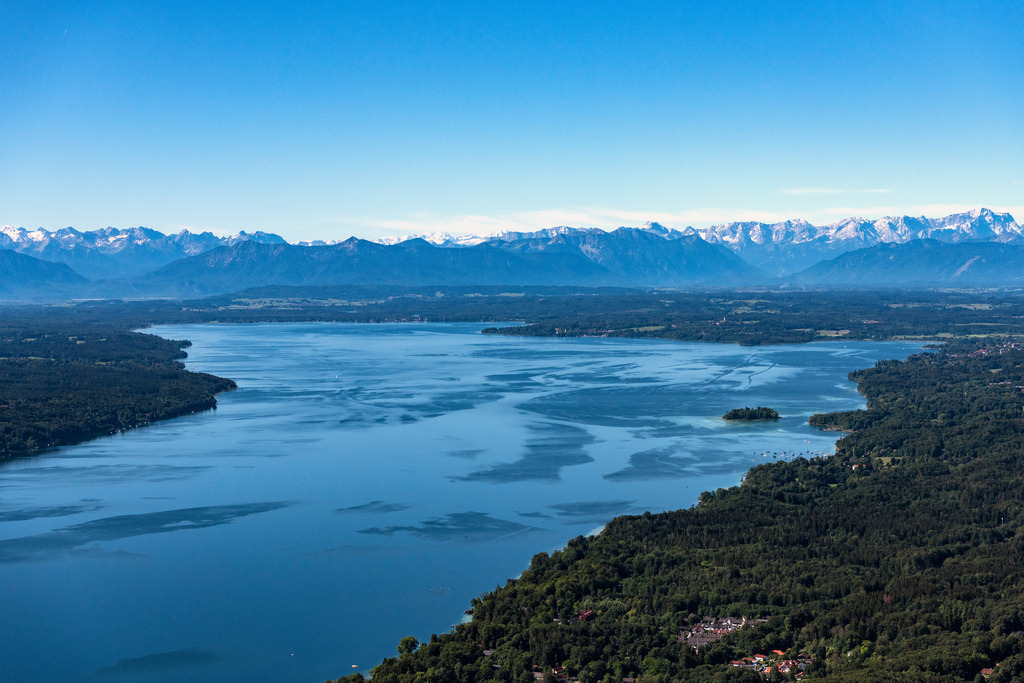 dr__0053591.jpg | TUTZING 12.06.2020 Uferbereiche am Seegebiet des Starnberger See mit Alpenpanorama und Bergblick in Tutzing im Bundesland Bayern, Deutschland. // Riparian areas on the lake area of Starnberger See with Alpenpanorama and Bergblick in Tutzing in the state Bavaria, Germany. Foto: Daniel Reiter