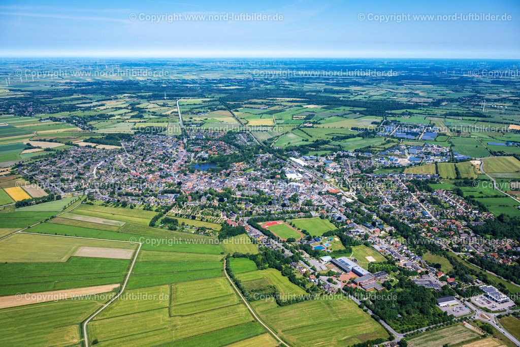 Bredstedt_ELS_3718210625 | BREDSTEDT 13.08.2025 Stadtgebiet mit Außenbezirken und Innenstadtbereich am Rand von landwirtschaftlichen Feldern und Ackerflächen in Bredstedt im Bundesland Schleswig-Holstein, Deutschland. // Urban area with outskirts and inner city area on the edge of agricultural fields and arable land in Bredstedt in the state Schleswig-Holstein, Germany. Foto: Martin Elsen