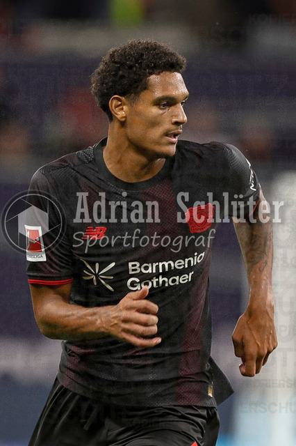 Bayer 04 Leverkusen vs Borussia Mönchengladbach - Bundesliga  | Leverkusen, Deutschland, 21.09.25:   Jarell Amorin Quansah (Bayer 04 Leverkusen) schaut waehrend des Spiels der Bundesliga zwischen  Bayer 04 Leverkusen vs Borussia Mönchengladbach in der BayArena(Foto von Brauer-Fotoagentur / Adrian Schlueter)