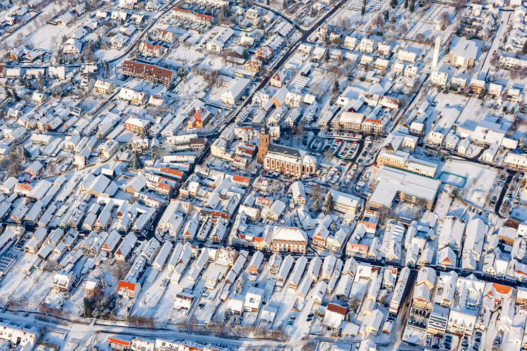 Luftbild: Hauptstraße im Winter bei Schnee in Kandel im Bundesland Rheinland-Pfalz in Deutschland. Foto: IMG_35937.jpg vom 18.12.2010 durch Werner Riehm/FLY-FOTO.de