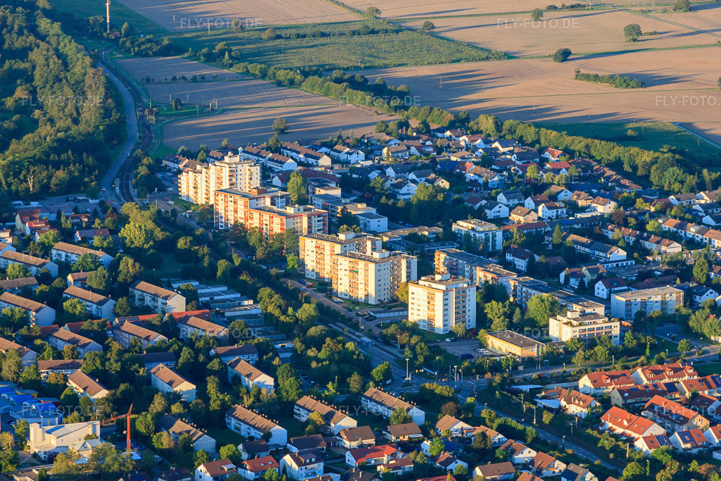 Luftbild: Wohnhochhäuser an der Mannheimer Straße im Ortsteil Leopoldshafen in Eggenstein-Leopoldshafen im Bundesland Baden-Württemberg in Deutschland. Foto: IMG_59727.jpg vom 04.09.2013 durch Werner Riehm/FLY-FOTO.deAuflösung des Originals: 4752 x 3168 px