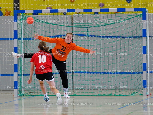 20230924-3874-haba-pfung-tgbda-HEN-FOTO | 24.09.2023 Handball Damen Landesliga Süd TSV Pfungstadt - TGB Darmstadt (26:30) v. li. siebenfache Torschützin Ronja Binder (10 TGB Darmstadt) wirft an Torfrau Josefine Lotze (99 TSV Pfungstadt) vorbei (Foto: Peter Henrich) - Realisiert mit Pictrs.com