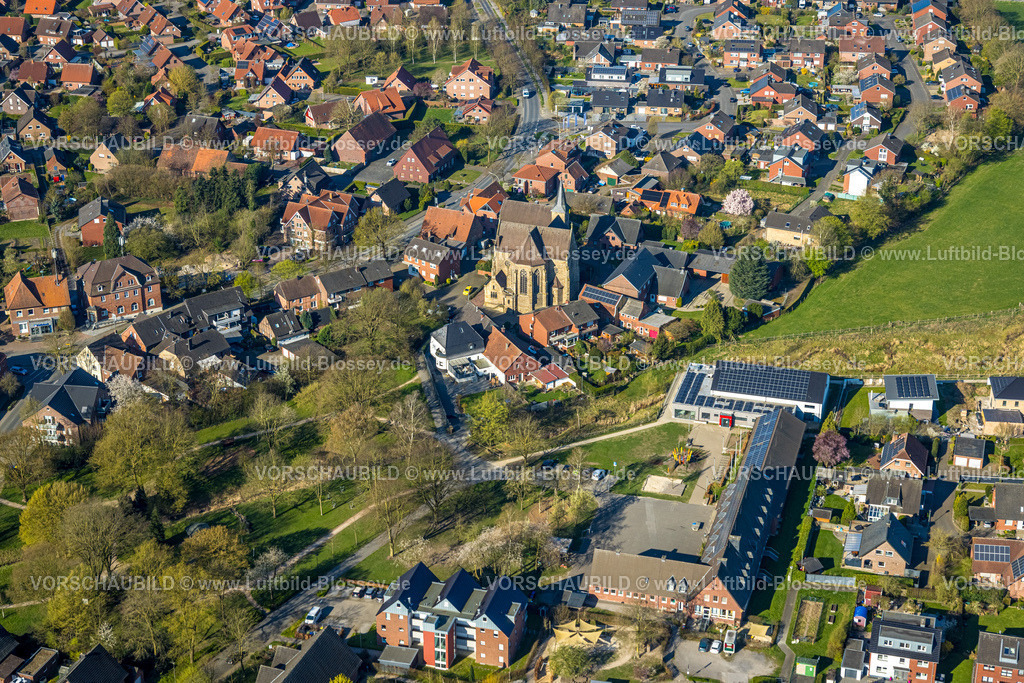 Nordkirchen250400619Capelle | Luftbild, kath. Kirche St. Dionysius, kath. Grundschule Capelle und Dorfgemeinschaftshaus, Wohngebiet Ortsteil Capelle, Nordkirchen, Münsterland, Nordrhein-Westfalen, Deutschland