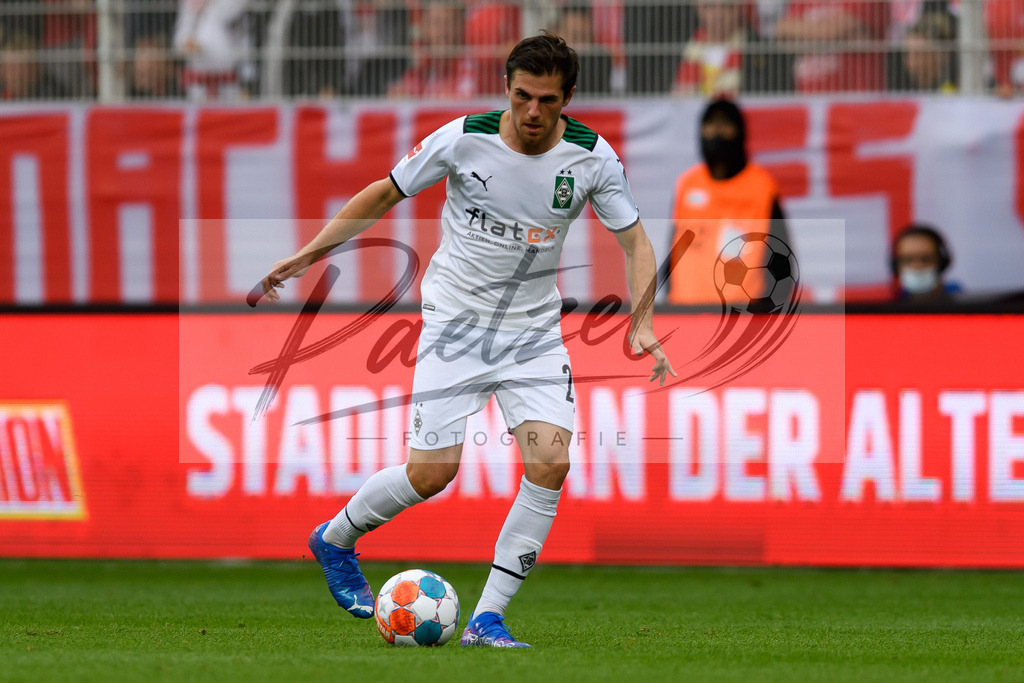 FCUBMG20210829_194 | Fussball, Herren: Jonas Hofmann (Borussia Moenchengladbach) in Aktion, am Ball, Einzelaktion beim Spiel der 1. Bundesliga zwischen 1. FC Union Berlin und Borussia Moenchengladbach im Stadion An der Alten Foersterei am 29.08.2021 in Berlin, Deutschland. - Realisiert mit Pictrs.com