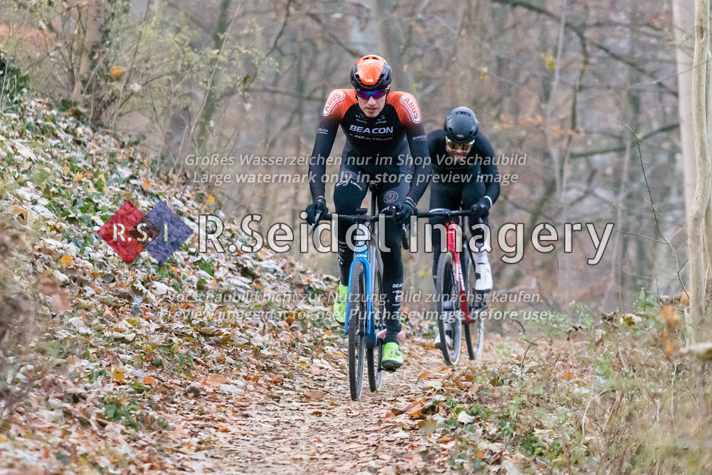 Radsport, 14. Lauf - Bikebeat Cyclo-Cross Bundesliga 2022/23 und 43. Harburger Weihnachtspreis im Stevens Cup 2022, Schwarzenbergplatz (Hamburg-Harburg), 18.12.2022 | Aus dem Rennen 6 / Männer Elite (Lizenzfahrer): 
Ben Hagedorn (#23, Team BEACON - Drinkuth Elite/U23) gefolgt von Ludwig Cords (#9, Harvestehuder RSV v. 1909)