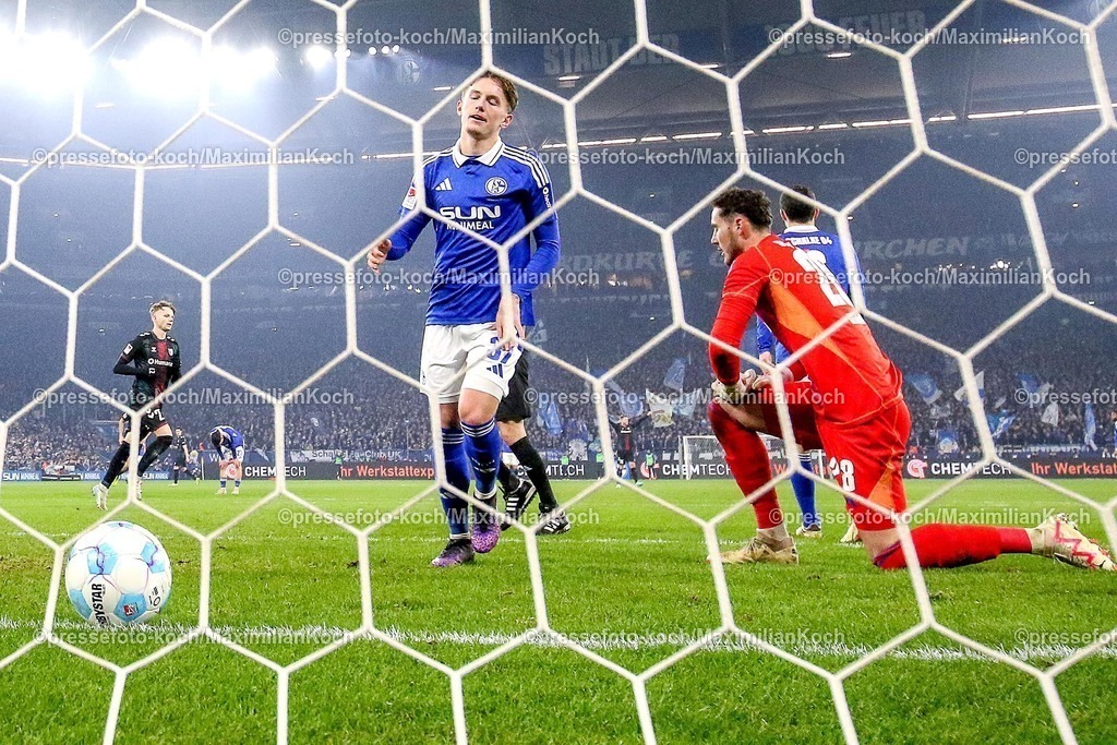 S0401022501094 | 01.02.2025, Fußball, FC Schalke 04 - 1. FC Magdeburg, 2.. Fußball Bundesliga, 20. Spieltag, Veltins-Arena Gelsenkirchen, Saison 2024 2025: Torwart Justin Heekeren (S04 #28) und Tatsuya Ito (1.FC Magdeburg #37) enttäuscht nach dem 0:3 TrefferDFB regulations prohibit any use of photographs as image sequences and or quasi-video.