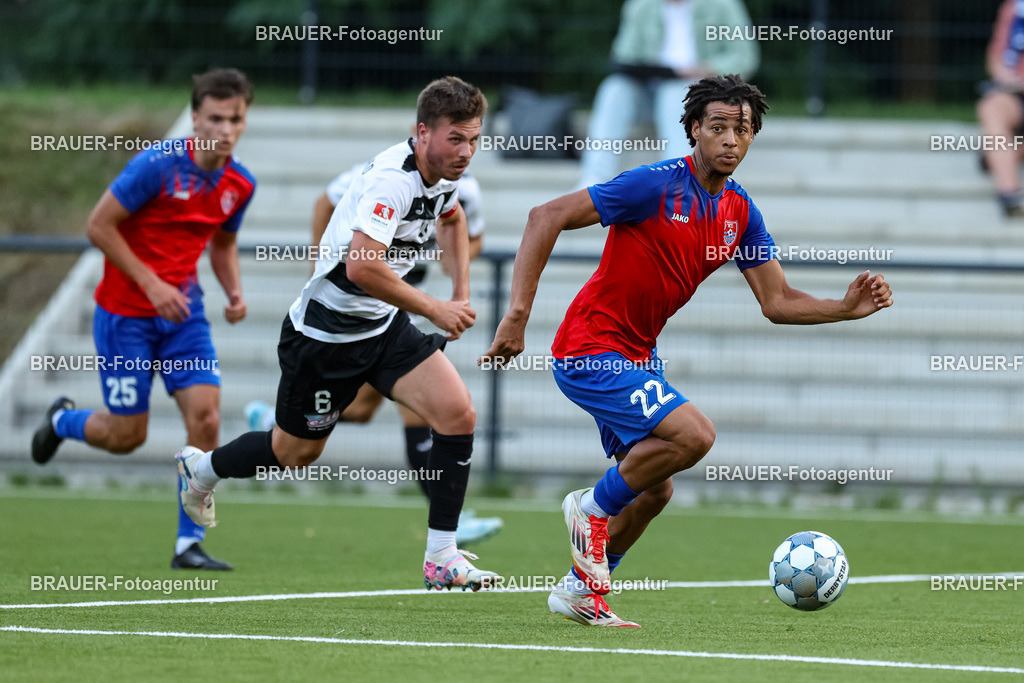 1_KFCWAT_20250723_1137.JPG -  - KFC Uerdingen - SG Wattenscheid 09 - Testspiel | Krefeld, Deutschland, 23.07.25: Noah Elija Tomson (KFC Uerdingen) in Aktion, am Ball, Einzelaktion waehrend des Testspiel Spiels zwischen KFC Uerdingen - SG Wattenscheid 09 in der Covestro Sportpark am 23. July 2025 in Krefeld, Deutschland. (Foto von Stefan Brauer/Brauer-Fotoagentur)