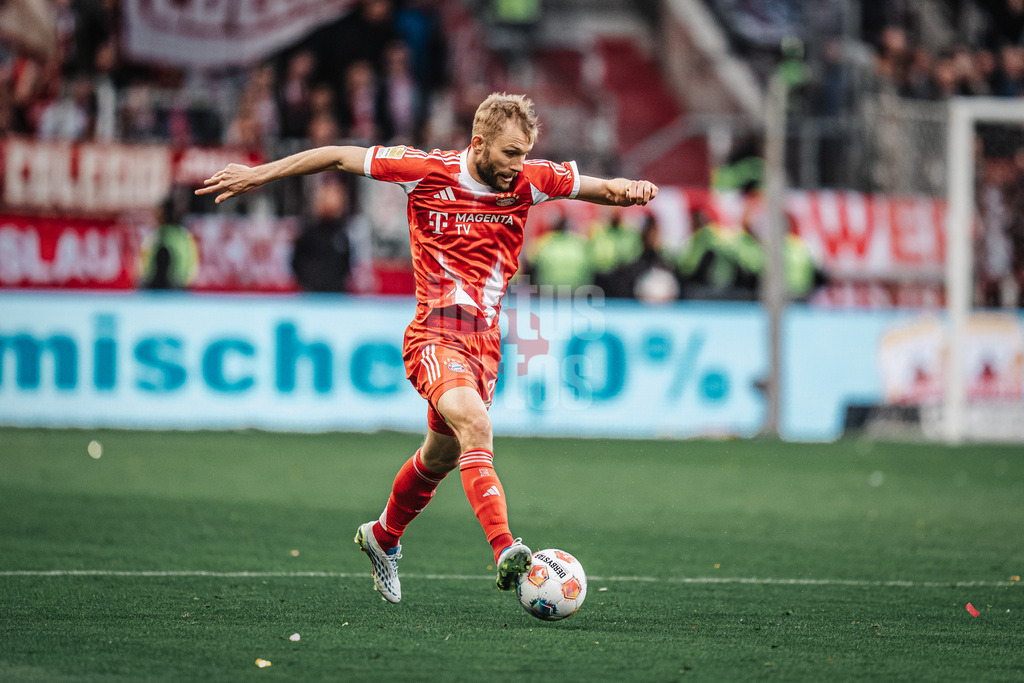 Fußball | Männer | Saison 2025/2026  | Fußball-Bundesliga | 29. Spieltag | FC St. Pauli vs. FC Bayern München | 11.04.2026 | Konrad Laimer (#27, FC Bayern München) am Ball