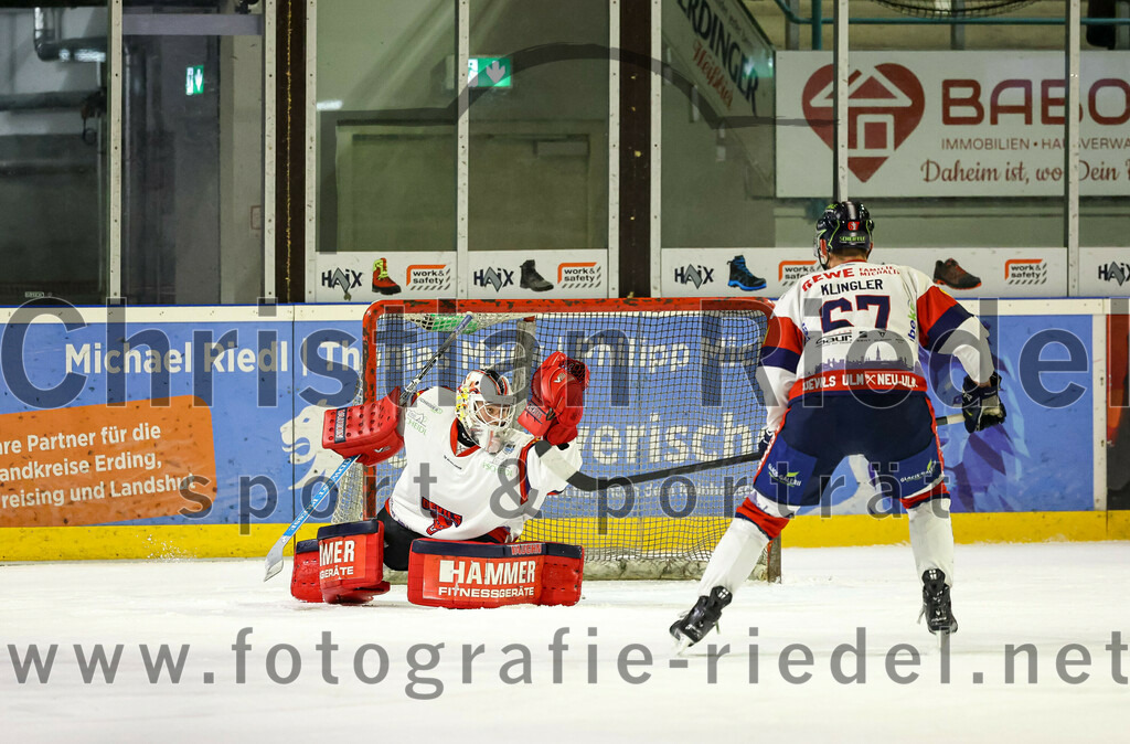 2023-01-13_079_TSV_Erding_gegen_VfE_Ulm-Neu-Ulm | Erding, Deutschland, 13.01.2023:
Eishockey, Bayernliga 2022 / 2023, 27. Spieltag, TSV Erding gegen VfE Ulm/Neu-Ulm, Endergebnis: 6:1

Torwart David Heckenberger (VfE Ulm/Neu-Ulm e. V., #3), Simon Klinger (VfE Ulm/Neu-Ulm e. V., #67)

Foto: Christian Riedel / fotografie-riedel.net