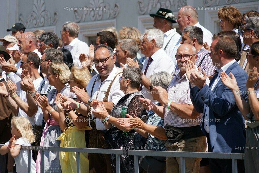 00-Impressionen-Tribuene-Bundesmusikfest-2023-Juni16-Reutte-DSC06568 | Info aus dem Bezirk Reutte/Ausserfern Tirol sowie eine umfangreiche Bilddatenbank über die gesamte Region: Lechtal, Talkessel Reutte, Tannheimertal, Zwischentoren. Lech, Plansee, Zugspitze, Grenztunnel, B179, Fernpassstraße, Verkehr, Lawinen, Tradition, - Realisiert mit Pictrs.com