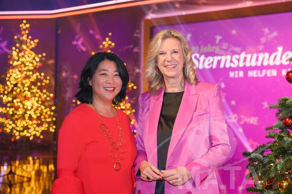 _DWA1350 | Yoko Higuchi-Zitzmann und Frau Dr. Katja Wildermuth bei '30 Jahre Sternstunden-Gala 2023' in der Frankenhalle. Nürnberg, 15.12.2023 - Realisiert mit Pictrs.com