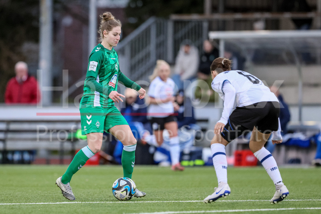 Fussball, Testspiel Frauen, DSC Arminia Bielefeld - SV Werder Bremen | v.li.: Saskia Matheis (SV Werder Bremen, 19) am Ball, Einzelbild, Ganzkörper, Aktion, Action, Spielszene, Leonie Heitlindemann (Arminia Bielefeld, 6)