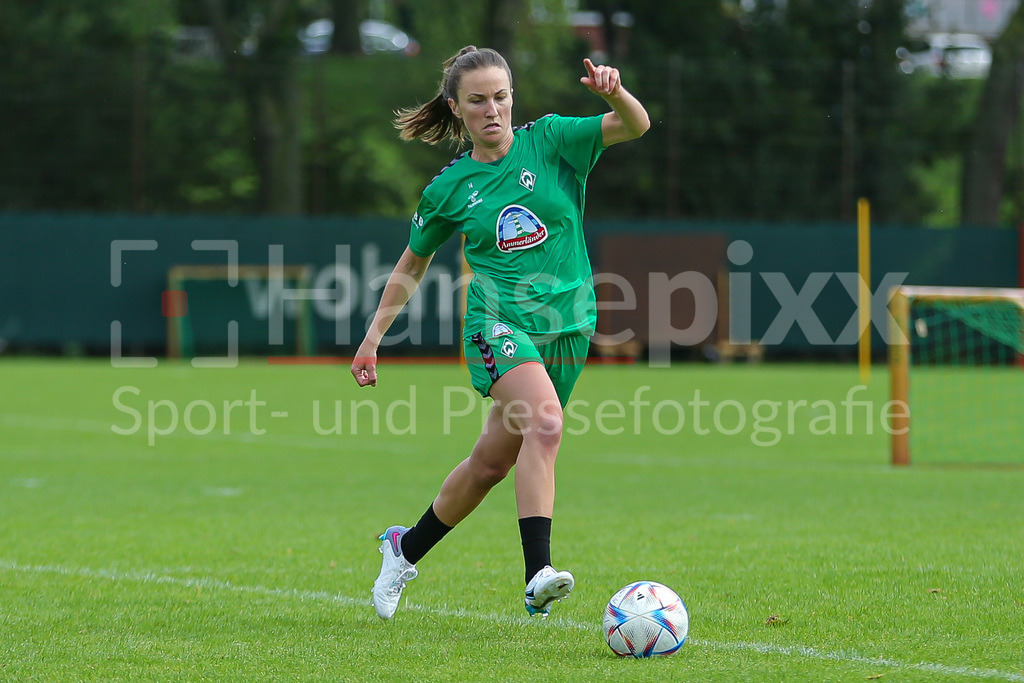 Fussball, Google Pixel Frauen-Bundesliga, Training SV Werder Bremen | v.li.: Michaela Brandenburg (SV Werder Bremen, 14) Freisteller, Einzelbild, Ganzkörper, Aktion, Action, Spielszene