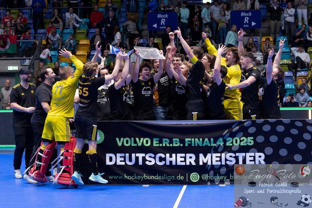 Volvo E.R.B. Final 4 Finale Männer: Harvestehuder THC - Crefelder HTC, 26.01.2025 | Der Harvestehuder THC ist Deutscher Meister im hallenhockey 2025, Die Spieler feiern und jubeln, Fülöp Losonci (Harvestehuder THC #4) &amp; Kilian Pöhling (Harvestehuder THC #5) &amp; .10. &amp; Philip Lieser (Harvestehuder THC #11) &amp; Anton Pöhling (Harvestehuder THC #12) &amp; Tom Schneider (Harvestehuder THC #14) &amp; Moritz Frey (Harvestehuder THC #17) &amp; Anton Brinckmann (Harvestehuder THC #18) &amp; Titus Wex (Harvestehuder THC #19) &amp; Max Lassen (Harvestehuder THC #21) &amp; Felix Glander (Harvestehuder THC #22) &amp; Simon Reich (Harvestehuder THC #24)  &amp; Vincent Julius Scholz (Harvestehuder THC #27) &amp; Gracjan Jarzynski (Harvestehuder THC #31) &amp; Maximilian Cohrs (Harvestehuder THC #32) &amp; Jonas von Gersum (Harvestehuder THC #55) &amp; Jasper Ditzer (Harvestehuder THC #77), Harvestehuder THC - Crefelder HTC, Frankfurt, Süwag Arena, 26.1.2025 - Realisiert mit Pictrs.com
