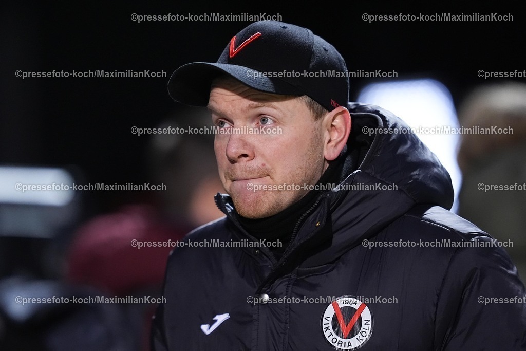 xYDRx23012601007 | 23.01.2026, xydrx, Fußball, 3.Liga, FC Viktoria Köln - 1.FC Saarbrücken, Saison 2025 2026, Sportpark Höhenberg: Marian Wilhelm (Cheftrainer FC Viktoria Köln)    DFB regulations prohibit any use of photographs as image sequences and or quasi-video. Photo: xYannisxDreimannxPressefotoKochx