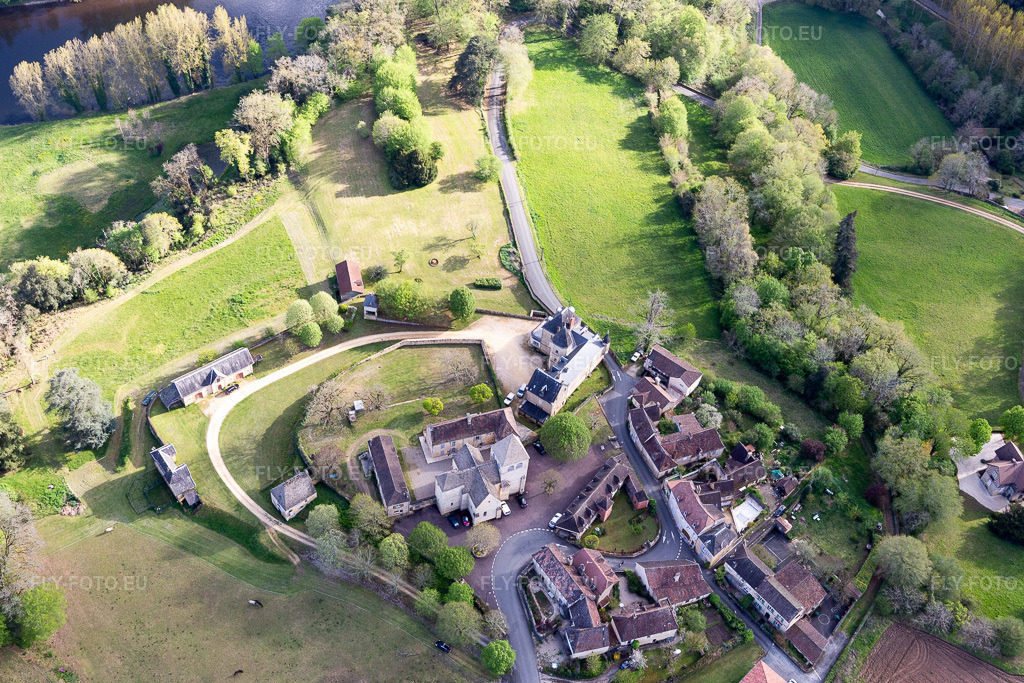 Vue aérienne: Vue de la ville à Vitrac dans le département Dordogne, France. Photo: IMG_113411.jpg prise le 16/04/2019 par Werner Riehm/FLY-FOTO.euRésolution de l'original: 5472 x 3648 px
