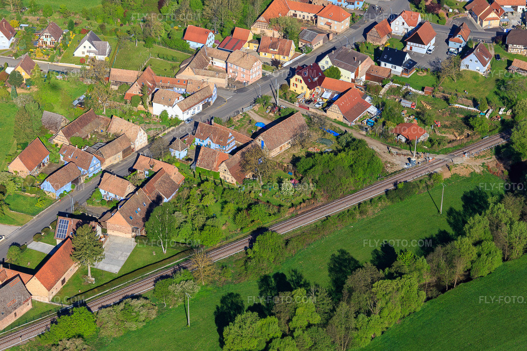 Aerial view: Jardins de la Ferme Bleue in Uttenhoffen in the state Bas-Rhin, France. – Photo: IMG_099419.jpg taken on 04/30/2017 by Werner Riehm/FLY-FOTO.com – Resolution of the original: 5472 x 3648 px – Jardins de la Ferme Bleue \xc3\xa0 Uttenhoffen en Alsace