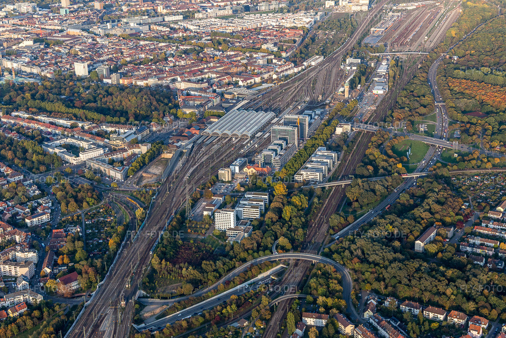 Luftbild: Gleisverlauf und Hauptbahnhofes der Deutschen Bahn im Ortsteil Südweststadt in Karlsruhe im Bundesland Baden-Württemberg in Deutschland. Foto: IMG_123467.jpg vom 19.10.2020 durch Werner Riehm/FLY-FOTO.de