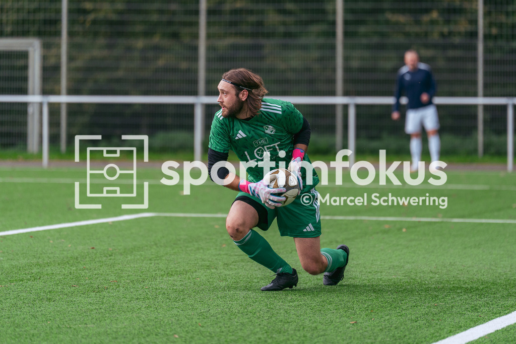 SSV Germania Wuppertal – Cronenberger SC | Leon Wilke (24, SSV Germania Wuppertal) hält den Ball. Bezirksliga Niederrhein, Gruppe 2: SSV Germania Wuppertal gegen Cronenberger SC, Wuppertal, 11.10.2026. Endstand: 1:4. sportimfokus / Marcel Schwering - Realisiert mit Pictrs.com