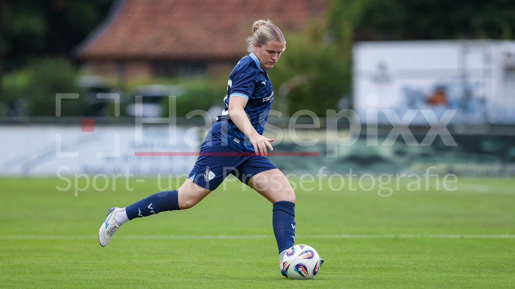 Fussball, Testspiel Frauen, SV Meppen - VfL Bochum | Amelie Fölsing (VfL Bochum, 20) am Ball, Freisteller, Einzelbild, Ganzkörper, Aktion, Action, Spielszene