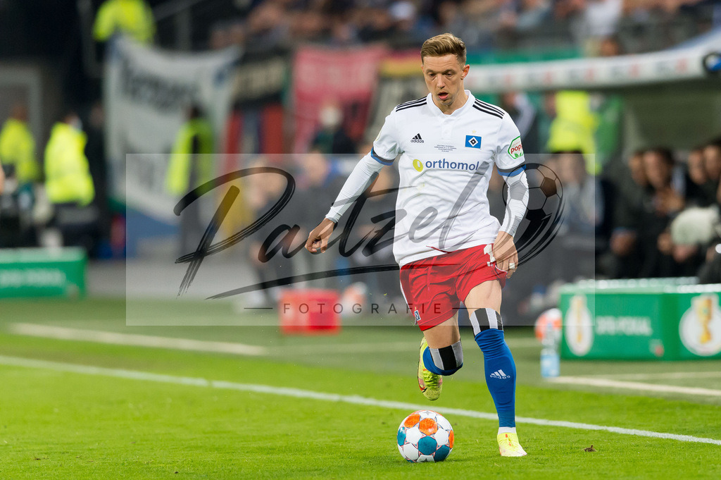 HSVSCF20220419_107 | Fussball, Herren: Sonny Kittel (Hamburger SV) in Aktion, am Ball, Einzelaktion beim DFB-Pokal-Halbfinalspiel zwischen Hamburger SV und SC Freiburg im Volksparkstadion am 19.04.2022 in Hamburg, Deutschland.DFB / DFL REGULATIONS PROHIBIT ANY USE OF PHOTOGRAPHS AS IMAGE SEQUENCES AND/OR QUASI-VIDEO. - Realisiert mit Pictrs.com