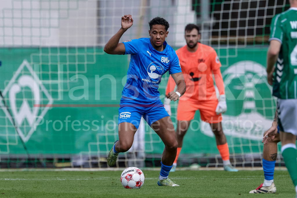 Fussball, Regionalliga Nord, SV Werder Bremen II - Blau-Weiß Lohne | Johannes Sabah (Blau-Weiß Lohne, 6) am Ball, Einzelbild, Ganzkörper, Aktion, Action, Spielszene
