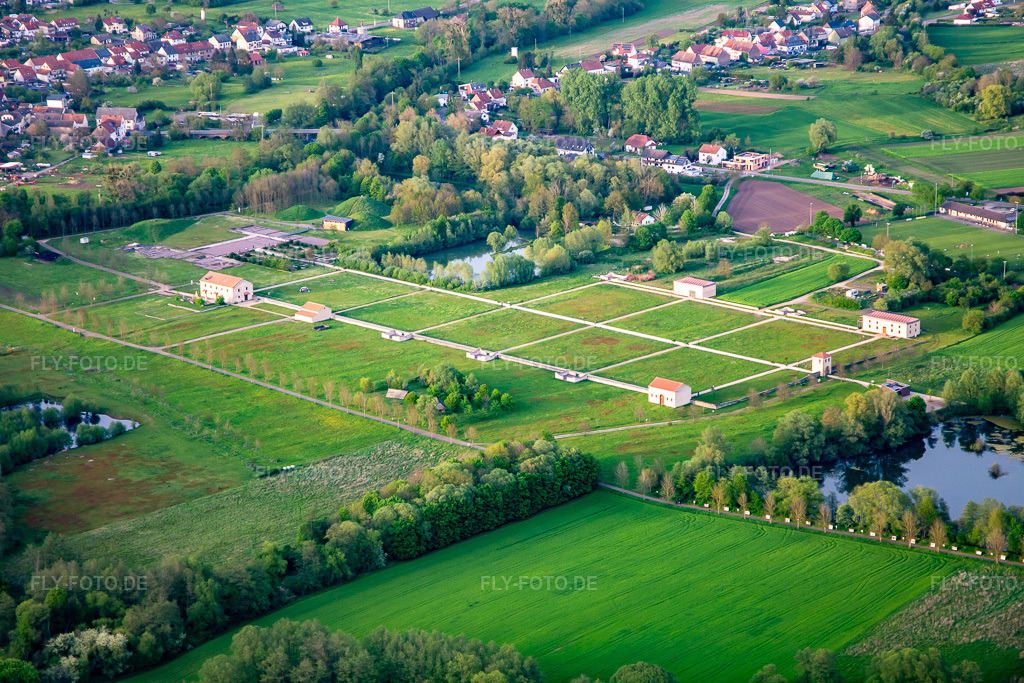 Luftbild: Europäischer Kulturpark Bliesbruck-Reinheim Informationszentrum mit Römische Taverne , Gallo-römische Villa von Reinheim und Keltischer Farm im Ortsteil Reinheim in Gersheim im Bundesland Saarland in Deutschland. Foto: IMG_140477.jpg vom 30.04.2024 durch Werner Riehm/FLY-FOTO.deAuflösung des Originals: 5472 x 3648 pxWWW.EUROPAEISCHER-KULTURPARK.DE
