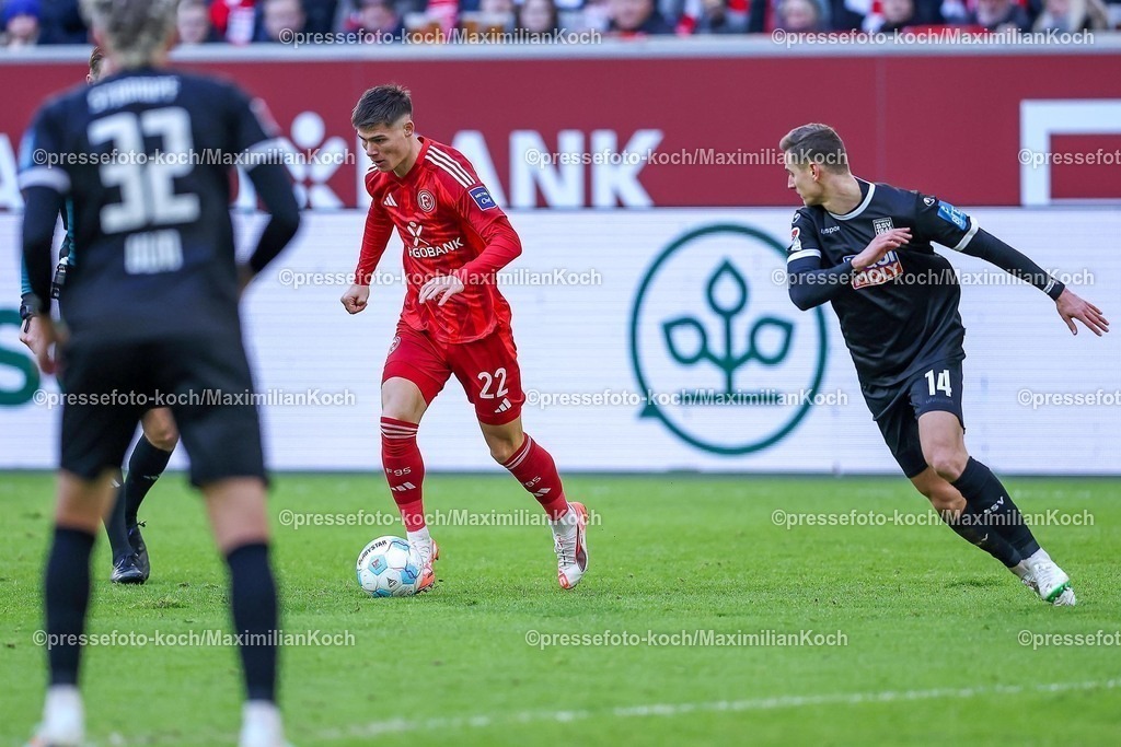 Due01022502158 | 01.02.2025, Fußball, Fortuna Düsseldorf - SSV Ulm 1846, 2.. Fußball Bundesliga, 20. Spieltag, Merkur Spiel-Arena, Saison 2024 2025: Danny Schmidt (Fortuna Düsseldorf #22) im Zweikampf gegen Dennis Dressel (SSV Ulm #14)DFB regulations prohibit any use of photographs as image sequences and or quasi-video.