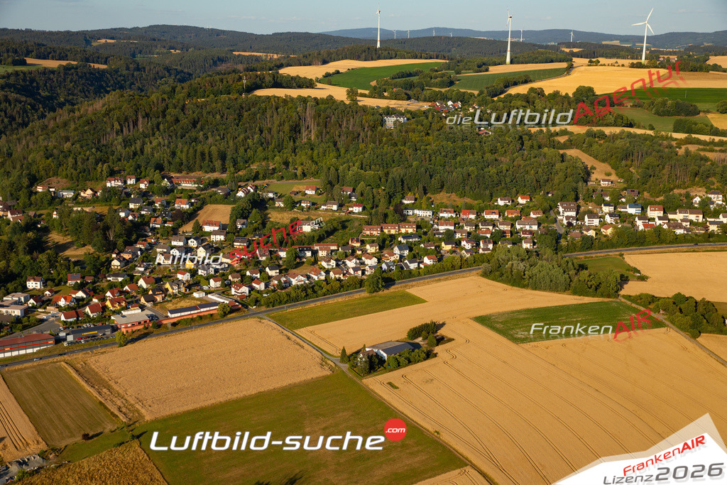 Das Luftbild zeigt : Hopfengarten Wirsberg - Die Luftaufnahme wurde 2023 vom UL-Flugzeug aus erstellt ( keine Drohne ) - Hochauflösende Luftaufnahme - Für grossformatige Ausdrucke geeignet. Die Geschenkidee !Mit Lizenz und Bildrechte bestellbar