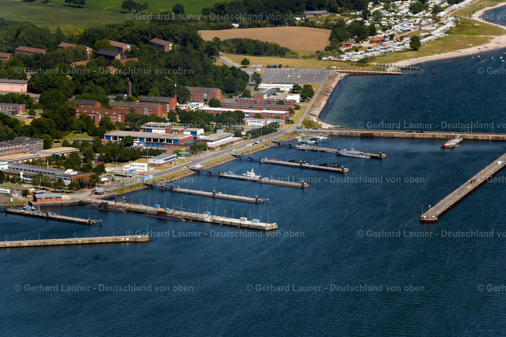 4037884 | ECKERNFöRDE 07.08.2020 Marinestützpunkt Eckernförde mit angrenzendem Yachthafen und vor Anker liegenden Booten in Eckernförde im Bundesland Schleswig-Holstein. // Naval base of the german navy with ships anchoring in the haven in Eckernfoerde in the state Schleswig-Holstein. Foto: Gerhard Launer