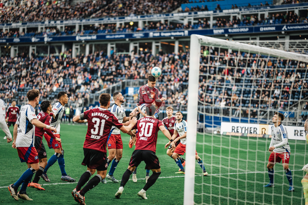 Fußball | Männer | Saison 2024/2025 | 2. Fußball-Bundesliga | 11. Spieltag | Hamburger SV vs. 1. FC Nürnberg | 03.11.2024 | Stefanos Tzimas (#9, 1. FC Nürnberg) beim Kopfball