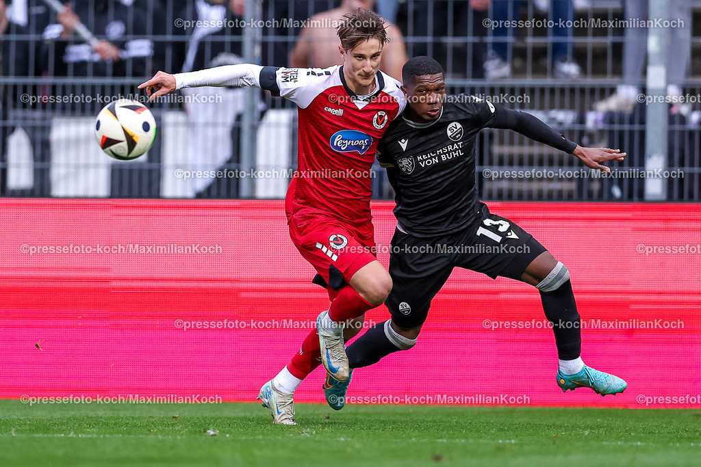 FCVK21122401032 | 21.12.2024, Fußball, FC Viktoria Köln – SV Sandhausen, 3.Liga, Sportpark Höhenberg, Saison 2024 2025: Jonah Sticker (Viktoria Köln #33) im Zweikampf gegen Emmanuel Iwe (Sandhausen #13)DFB regulations prohibit any use of photographs as image sequences and or quasi-video.
