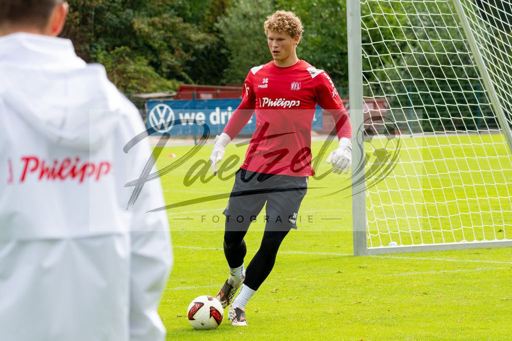 20260909_TRAOSN_0388 | Fußball, Herren: Torhüter Luca Böggemann (VfL Osnabrück) in Aktion, am Ball, Einzelaktion beim Training des VfL Osnabrück am 09.09.2026 im Sportpark Illoshöhe in Osnabrück, Deutschland.(Foto von Nico Paetzel) - Realisiert mit Pictrs.com