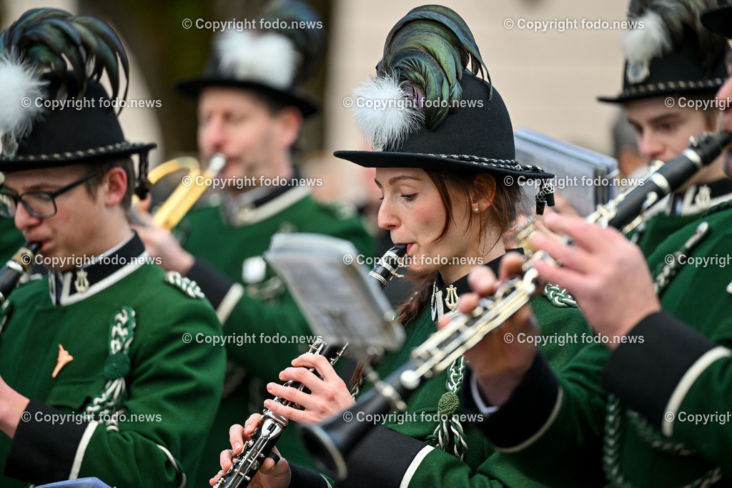 Neujahrschnalzen_ Aperschnalzen 2024_ 01.01.2024-31 | 01.01.2024, Promenade Linz, AUT, Landhaus im Bild Neujahrschnalzen 2024, Turmblaeser, Prangerschuetzen, Tradition, Brauchtum, Blasmusik, Peitschen, Trachtenverein Altstaedter Bauerngmoa, Promenade, Landhaus, Turm, Linz, Orts- und Bauernmusi St. Wolfgang