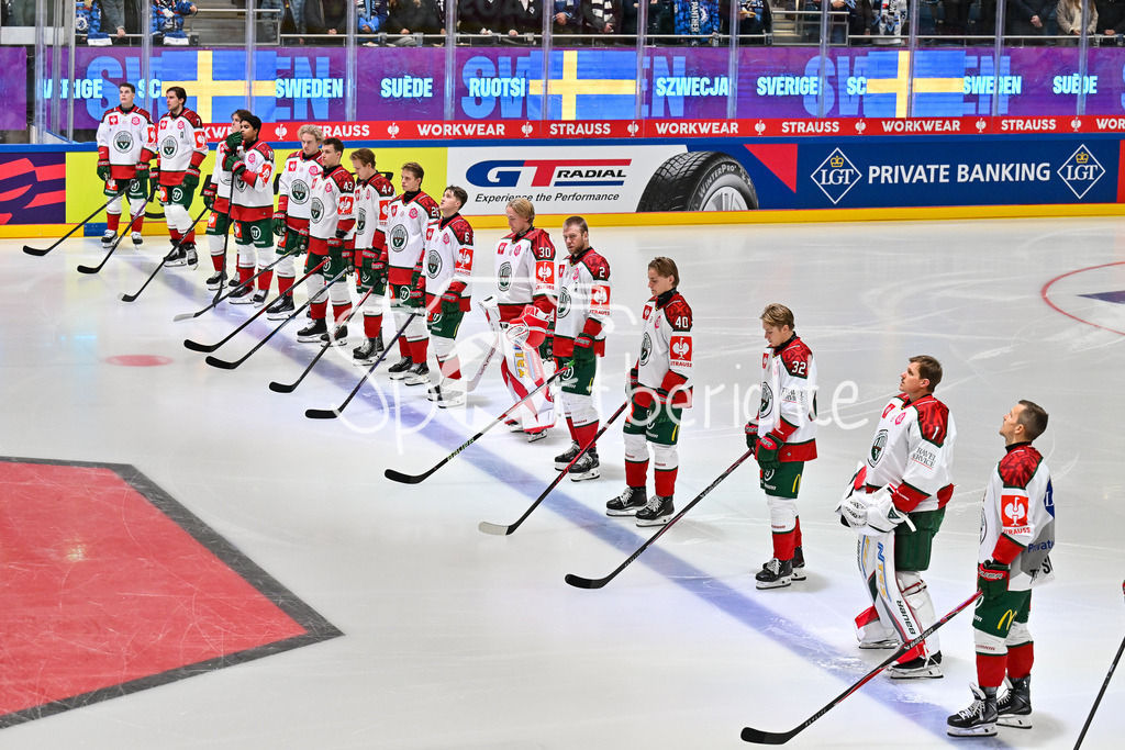 ERC Ingolstadt - Frölunda HC | INGOLSTADT, GERMANY - 02. DECEMBER: im Bild das Team der Schweden bei der Nationalhymne vor dem Viertefinal Match zwischen dem ERC Ingolstadt und Frölunda HC beim Hinspiel der Champions Hockey League in der Saturn Arena
