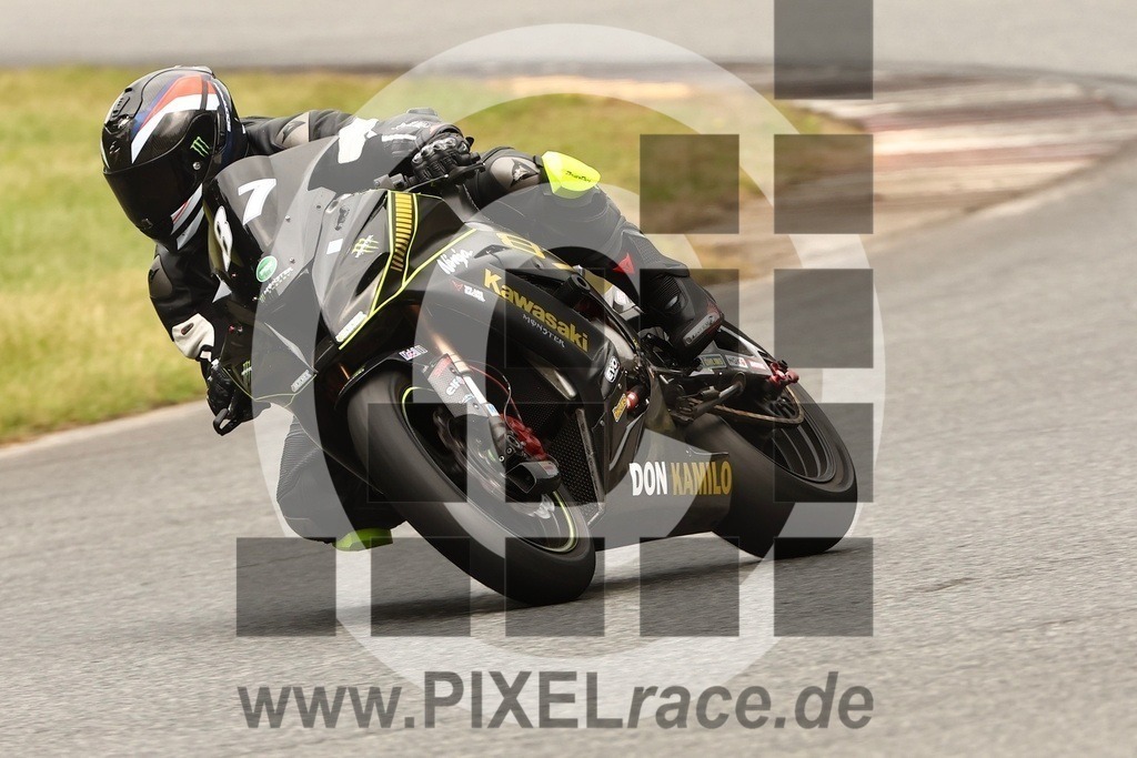 0087-20250908_11628 | Schöne Erinnerungen an spannende Momente - das festzuhalten ist unser Job. PIXELrace.de ist seit 2003 auf den Rennstrecken Europas unterwegs um die Action draußen beim Fahren und die wunderbare Stimmung imm Fahrerlager für euch einzufangen.