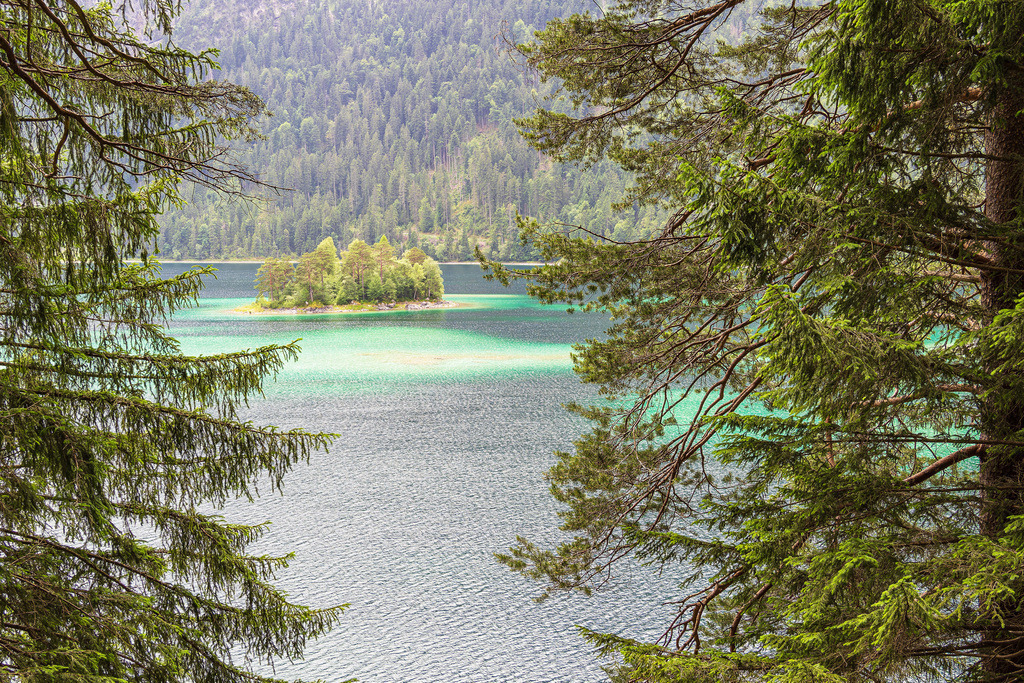 Insel im Eibsee bei Garmisch-Partenkirchen in Bayern | Insel im Eibsee bei Garmisch-Partenkirchen in Bayern.