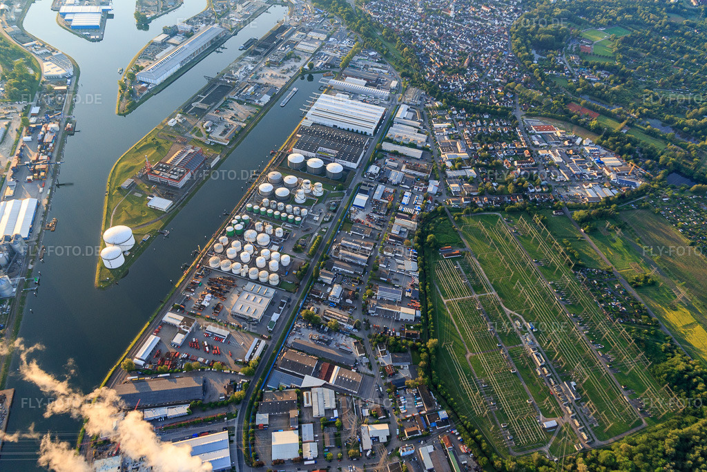 Luftbild: Rheinhafen mit Oiltanking Deutschland GmbH & Co. KG im Ortsteil Mühlburg in Karlsruhe im Bundesland Baden-Württemberg in Deutschland. Foto: IMG_114318.jpg vom 30.05.2019 durch Werner Riehm/FLY-FOTO.deSuche