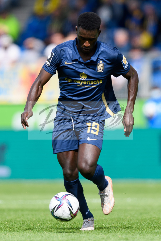 EBSTSV20210828_129 | Fussball, Herren: Merveille Biankadi (TSV 1860 Muenchen) in Aktion, am Ball, Einzelaktion beim Spiel der 3. Liga zwischen Eintracht Braunschweig und TSV 1860 Muenchen im Eintracht-Stadion am 28.08.2021 in Braunschweig, Deutschland.DFB / DFL REGULATIONS PROHIBIT ANY USE OF PHOTOGRAPHS AS IMAGE SEQUENCES AND/OR QUASI-VIDEO. - Realisiert mit Pictrs.com