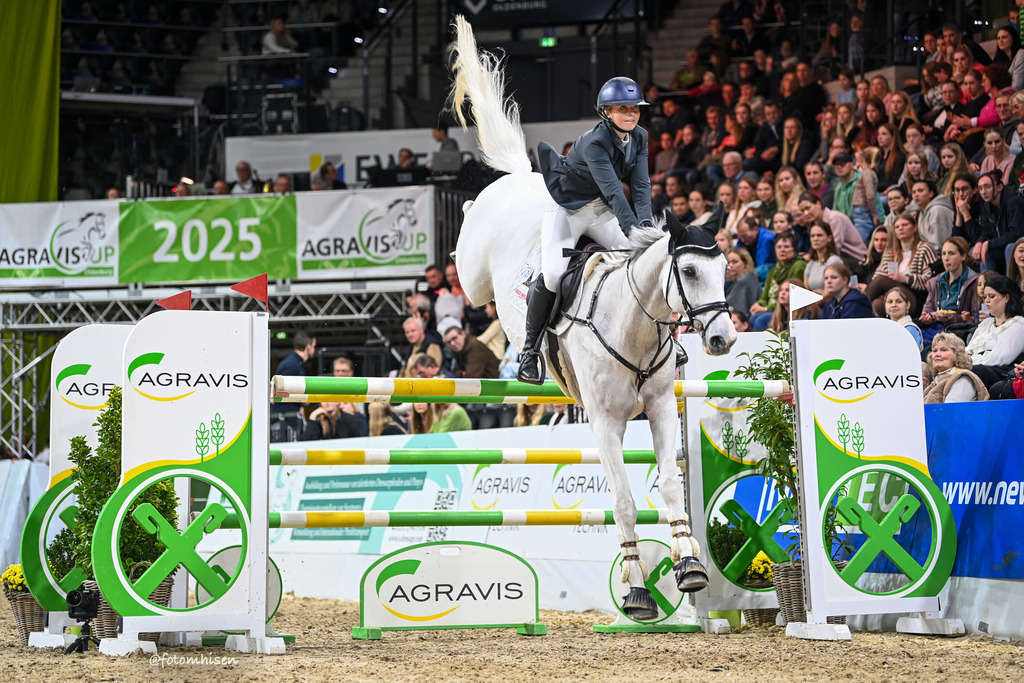 011125-18z-056 | Foto Mhisen Pferdefotografie#, Reitturnier Frankfurt#  #Dressur und Springen
#Profi Pferdefotograf Reitturnier Fotograf 
#Sport Horses Photographer 
#equestrain photographer - Realisiert mit Pictrs.com