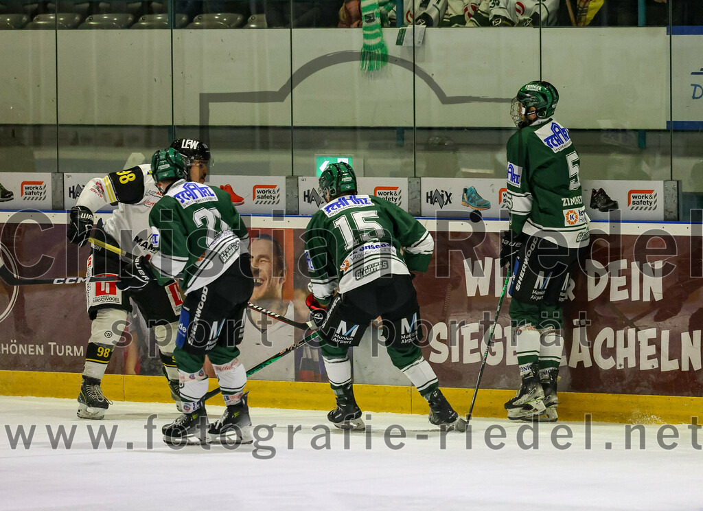 2023-11-17_014_TSV_Erding_gegen_EA_Schongau | Erding, Deutschland, 17.11.2023:
Eishockey, Bayernliga Vorrunde 2023 / 2024, 10. Spieltag, TSV Erding gegen EA Schongau, Endergebnis: 12:4

Philipp Keil (EA Schongau, #98), Elias Maier (Erding Gladiators, #15), Florian Zimmermann (Erding Gladiators, #5)

Foto: Christian Riedel / fotografie-riedel.net